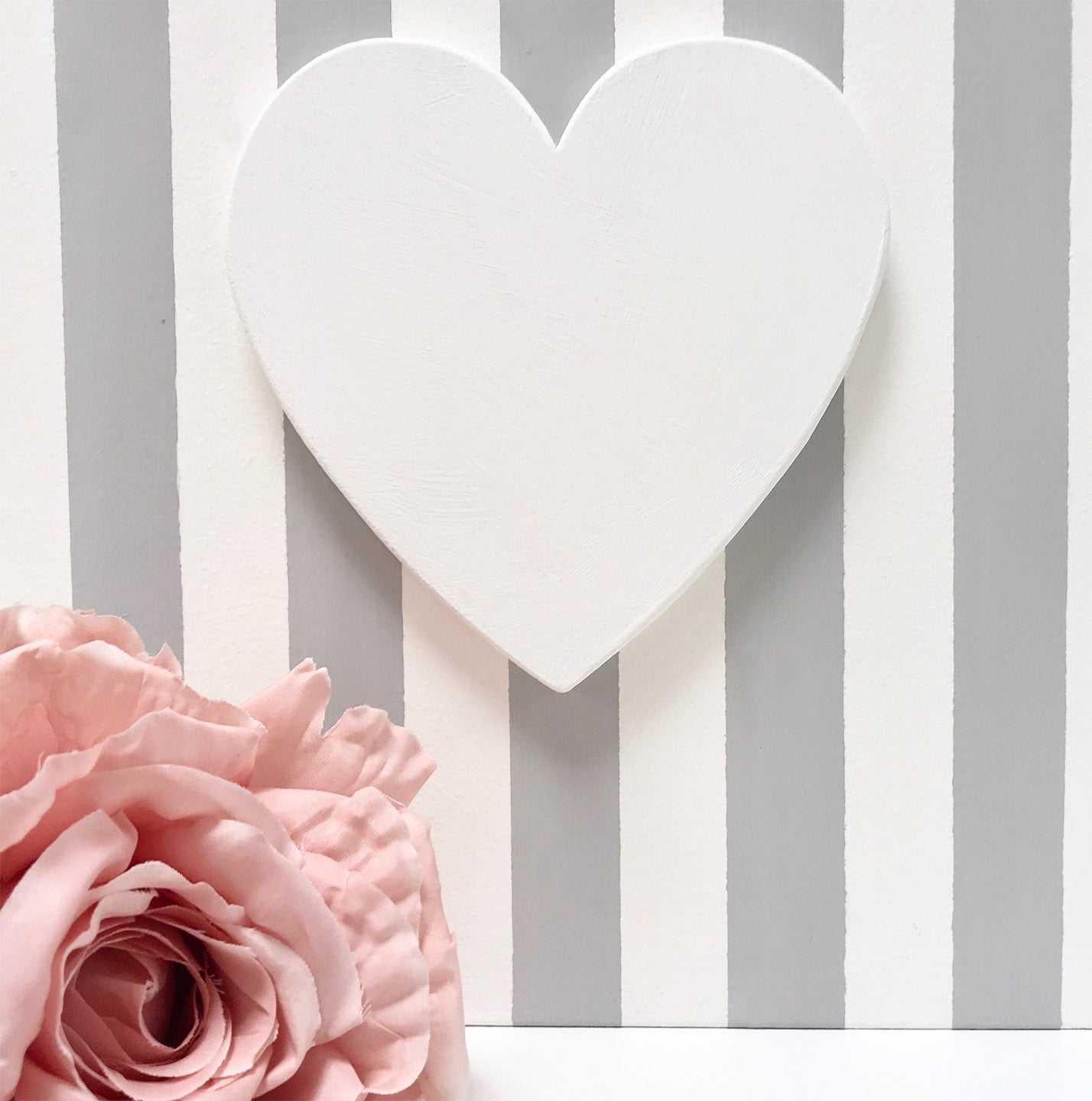 quadro legno sfondo righe e cuore bianco