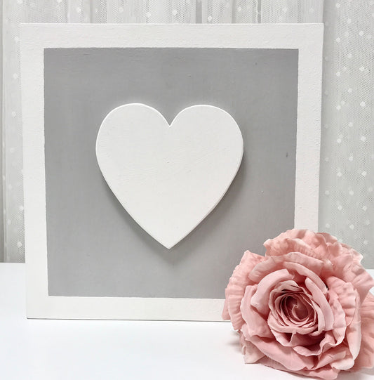 quadro legno con cuore bianco e sfondo grigio con