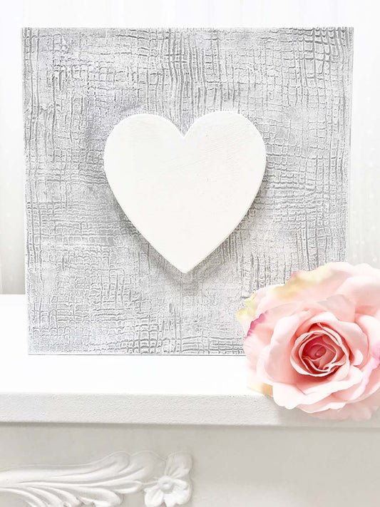 quadro legno sfondo grigio in rilievo e cuore bian